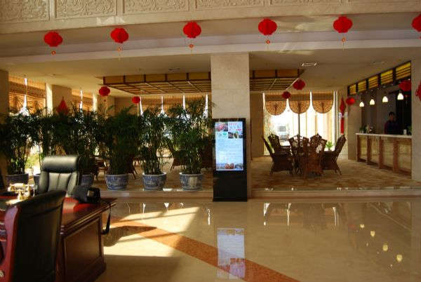 南昌五星级酒店在我司采购落地式广告机